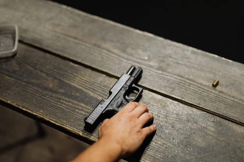 1 de cada 5 adultos en EE. UU. ha sido amenazado con un arma de fuego; comunidades de color las más afectadas