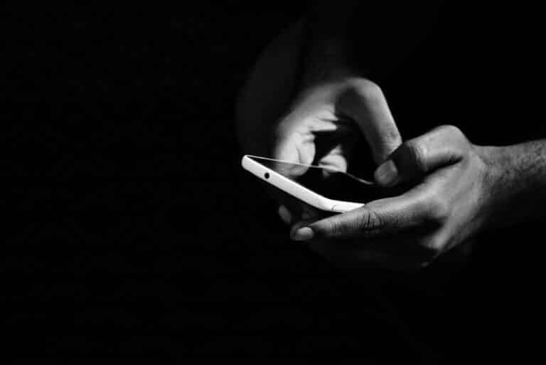 Arrestan a hombre de Redwood City tras robar celular y violar orden de restricción