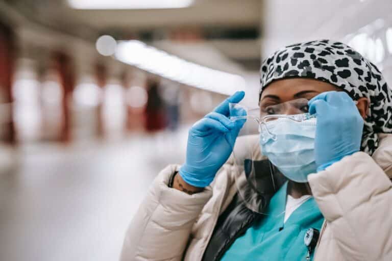 Condado de San Mateo elimina uso de mascarillas en centros de atención médica