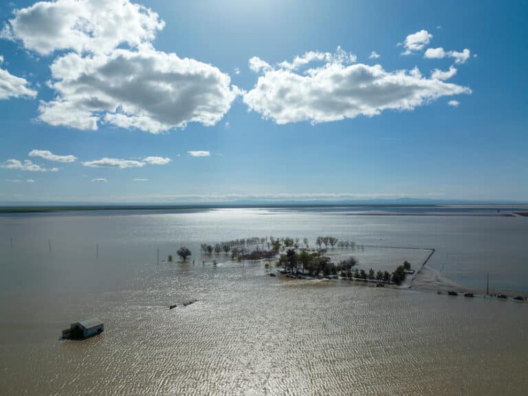 California debe gestionar la sequía y las inundaciones al mismo tiempo