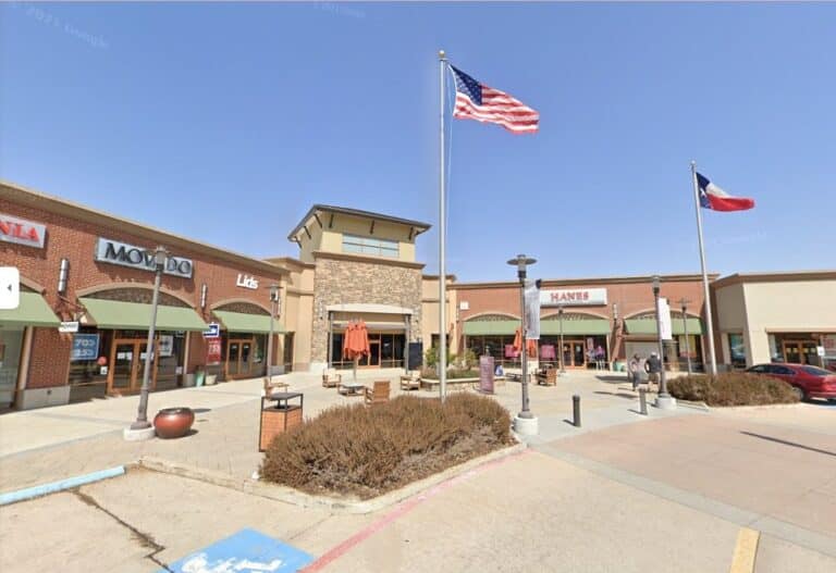Mueren 8 personas en tiroteo en centro comercial en Texas a manos de supremacista blanco