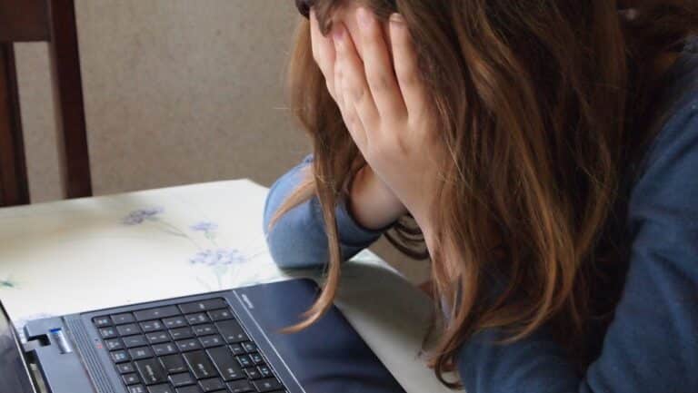 Preocupa a estadounidenses que tecnologías IA empeoren el odio y acoso en la sociedad