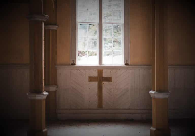 Policía de Palo Alto investiga vandalismo en iglesia como crimen de odio
