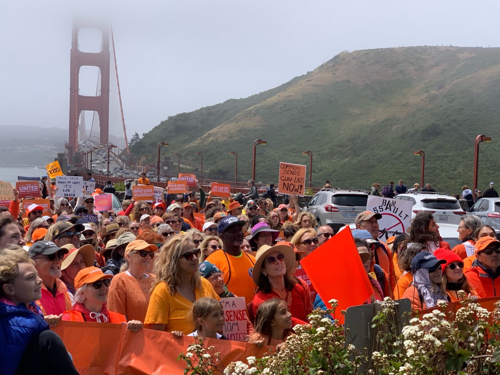 Manifestantes contra la violencia armada se reúnen en el puente Golden Gate