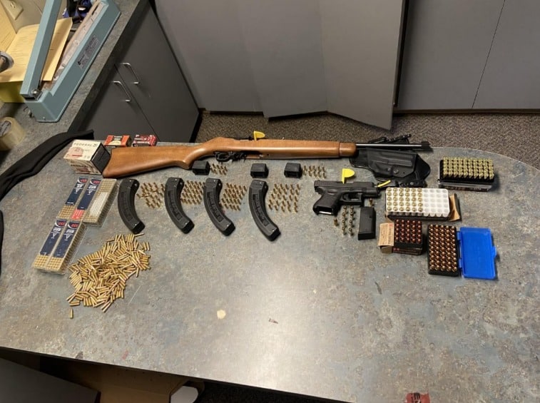 They arrest a man in San Carlos after discovering him in an ethyl state and in possession of weapons
