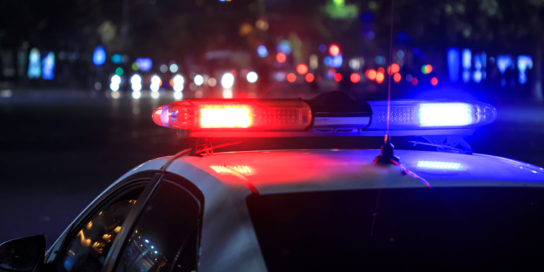 Encuentran a hombre con heridas de disparo fuera del ayuntamiento de East Palo Alto