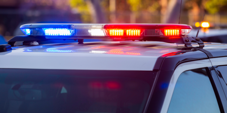 Arrestan a hombre en Redwood City bajo sospecha de crimen de odio y ataque con arma mortal