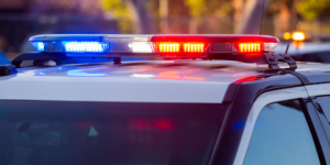 Arrestan a hombre en Redwood City bajo sospecha de crimen de odio y ataque con arma mortal
