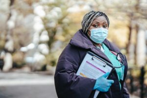 Mascarillas regresan obligatoriamente para personal médico en condado de San Mateo