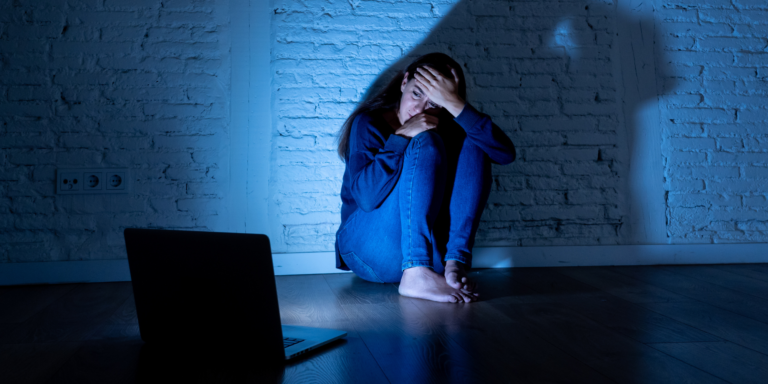 Aumenta acoso escolar debido al uso de redes sociales, dañando a más jóvenes