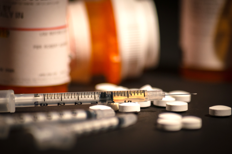 Newsom crea un equipo para investigar muertes y envenenamientos relacionados con opioides