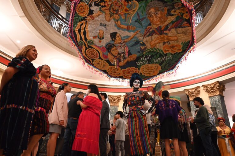 Back to its roots. Tradition and art of migrant women in Redwood City, California