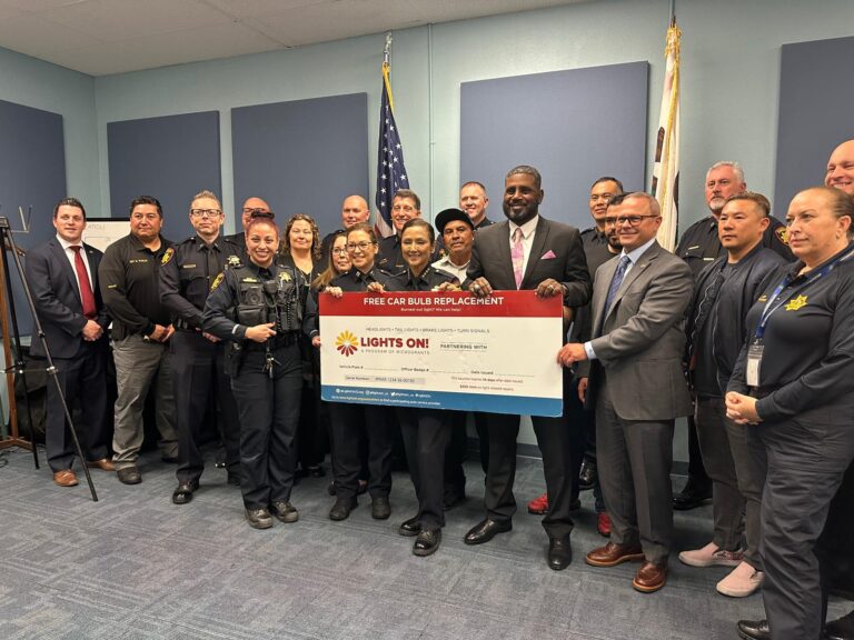 Oficina del Sheriff del condado de San Mateo se asocia con ¡Lights On!