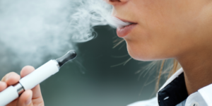 Cae el uso de cigarrillos electrónicos entre jóvenes de secundaria en EE. UU.: FDA