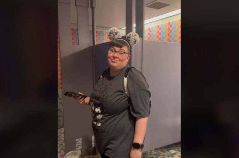 Genera indignación actitud racista hacia una mujer por hablar español en Disneyland