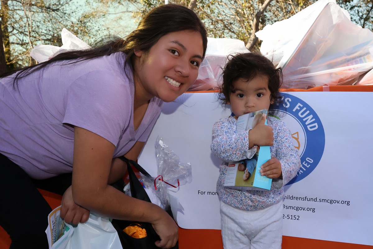 Colecta de juguetes lleva sonrisas a niños de Pescadero