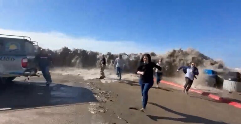 “¡Valió madres!”, mexicano reacciona a ola gigante en Ventura, California