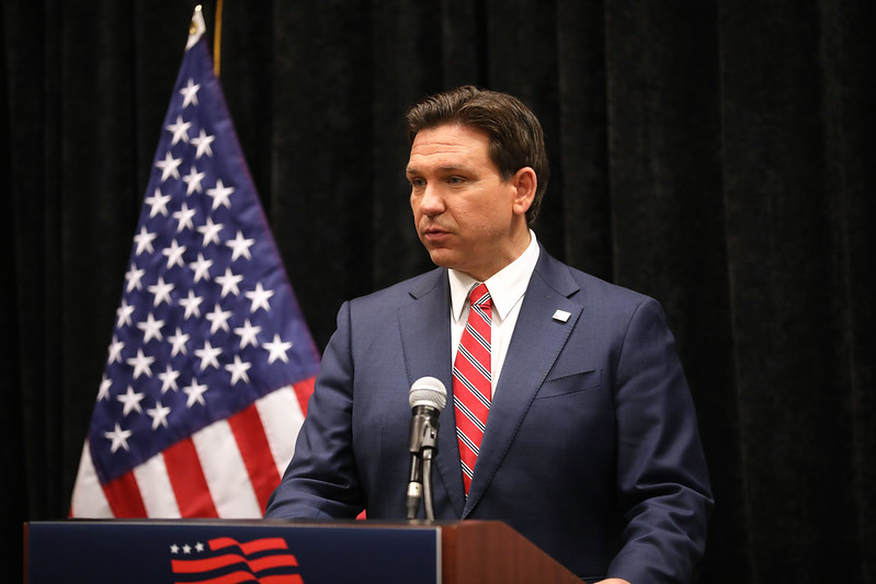 Ron DeSantis drops out of the race for the US presidency and gives his support to Trump