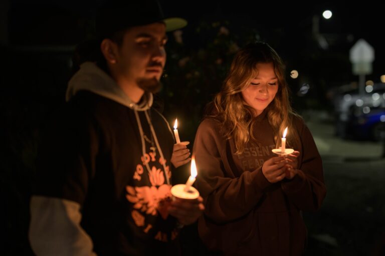 Luz, arte y corazones: una vigilia para recordar a víctimas del tiroteo masivo en Half Moon Bay
