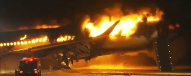 Suman tragedias: dos aviones chocan en aeropuerto de Tokio dejando 5 muertos