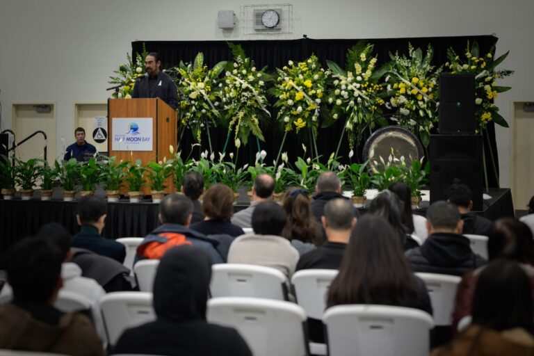 Tiroteo nocturno ensombrece memorial a trabajadores agrícolas en Half Moon Bay