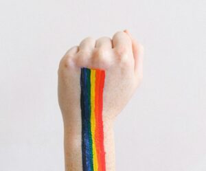 April Van Dyke, presentó una demanda en 2019 contra su empleador alegando discriminación y acoso debido a su orientación sexual. 