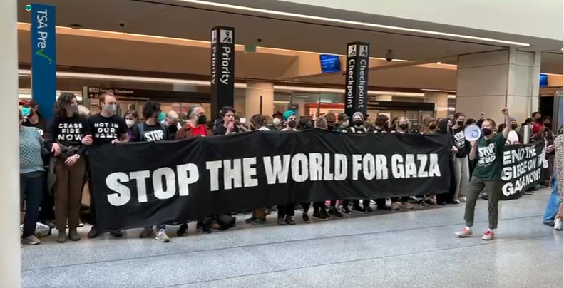 Manifestantes en el Aeropuerto Internacional de San Francisco urgen a un alto al fuego en Gaza a 158 días de ataques