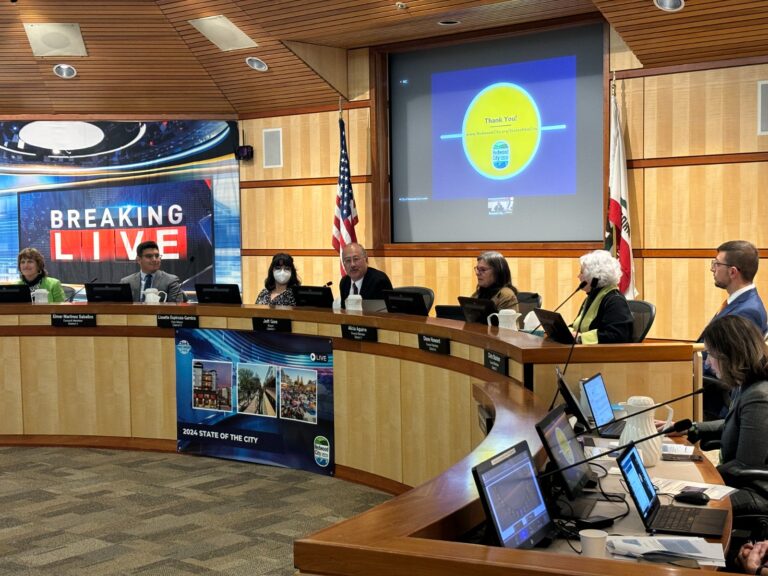 Estado de la Ciudad: sala de sesiones de Redwood City se convierte en estudio y reporta en vivo