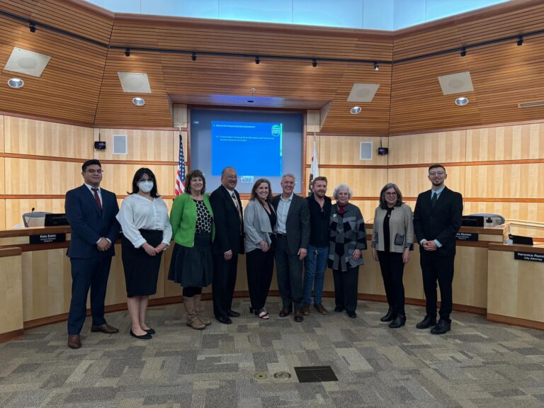 Reconocen a Chris Beth por 25 años al frente de Parques, Recreación y Servicios Comunitarios de Redwood City