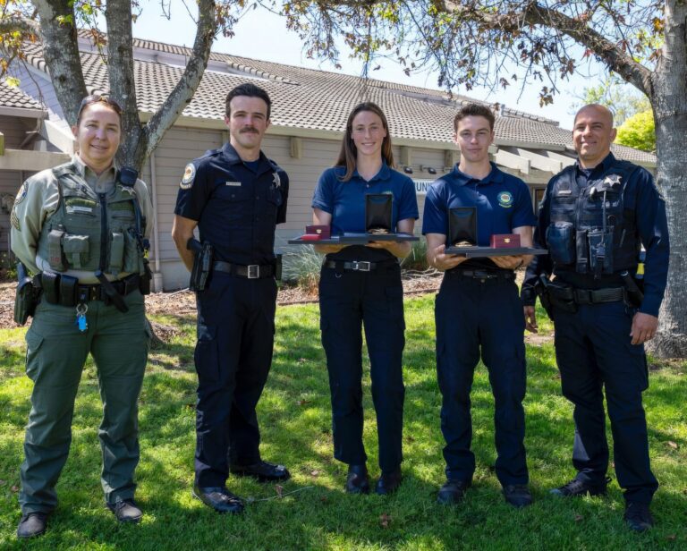Salvavidas de Half Moon Bay reciben medallas al valor por rescate nocturno