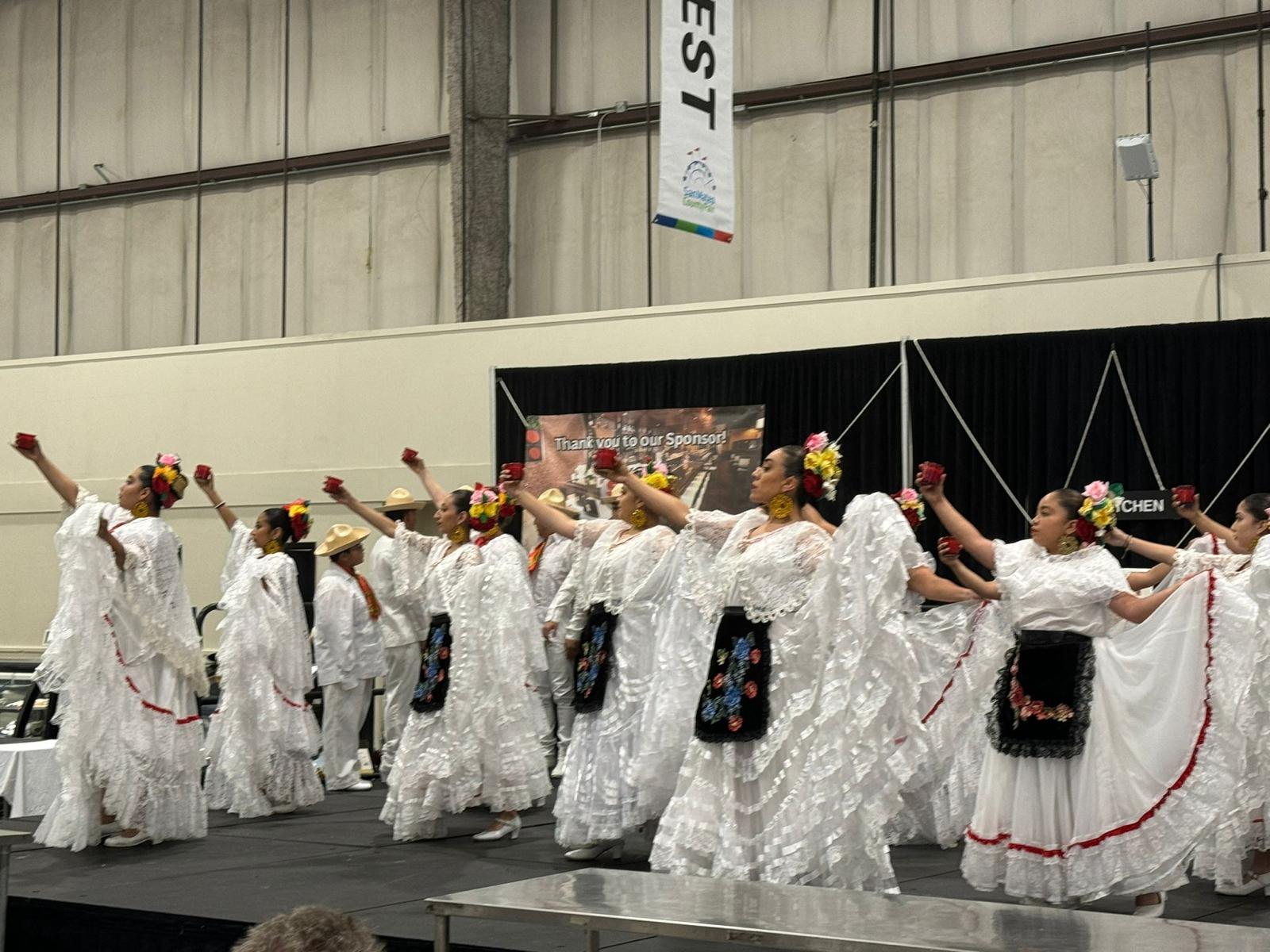 Danza Folklórica de Casa Círculo Cultural Ilumina la Feria de San Mateo