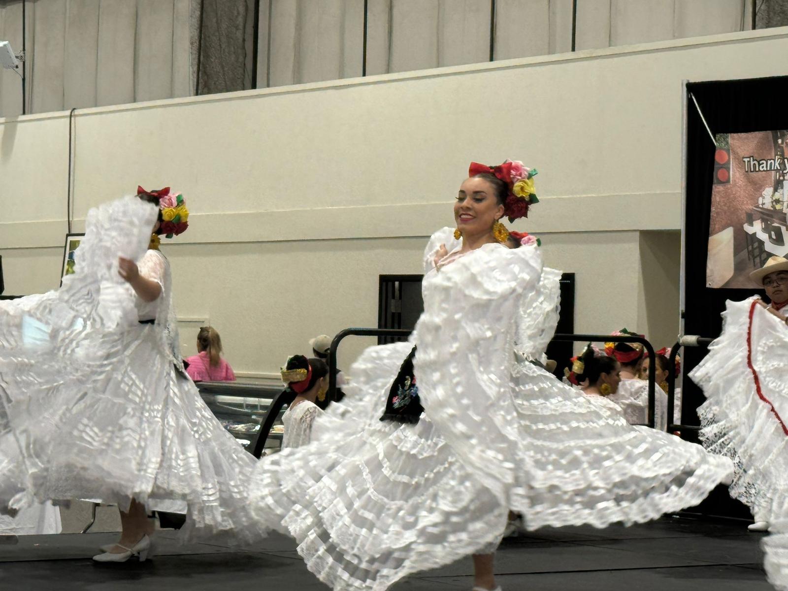 Danza Folklórica de Casa Círculo Cultural Ilumina la Feria de San Mateo