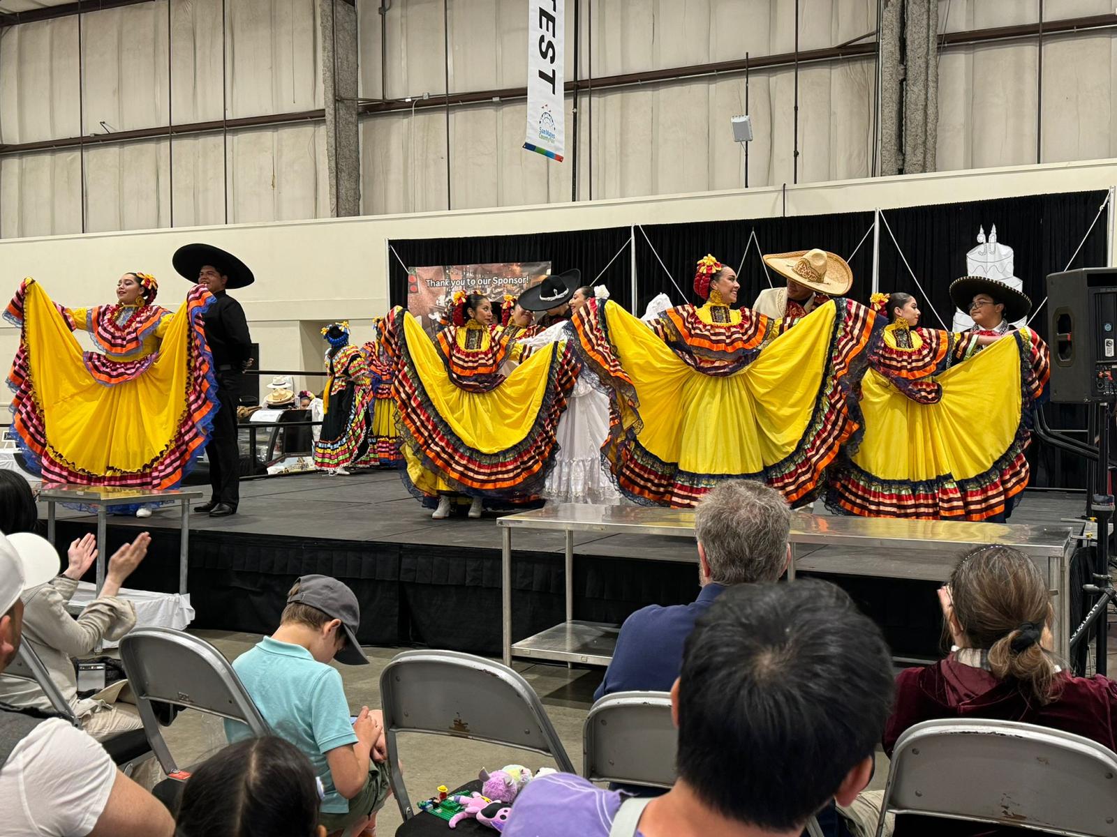 Danza Folklórica de Casa Círculo Cultural Ilumina la Feria de San Mateo