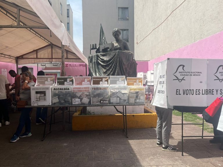 Mexicans today decide their new president: elections start calmly