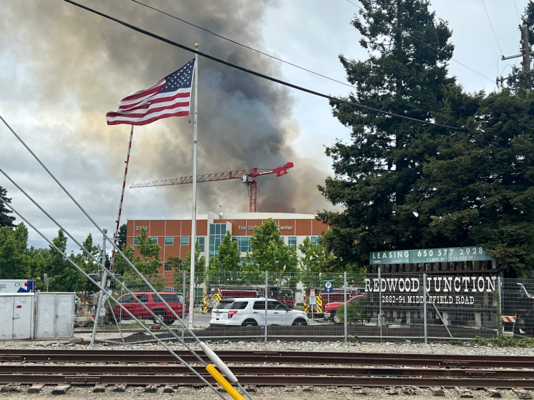 Evacuan alrededor de 50 familias por incendio en edificio en construcción en Redwood City