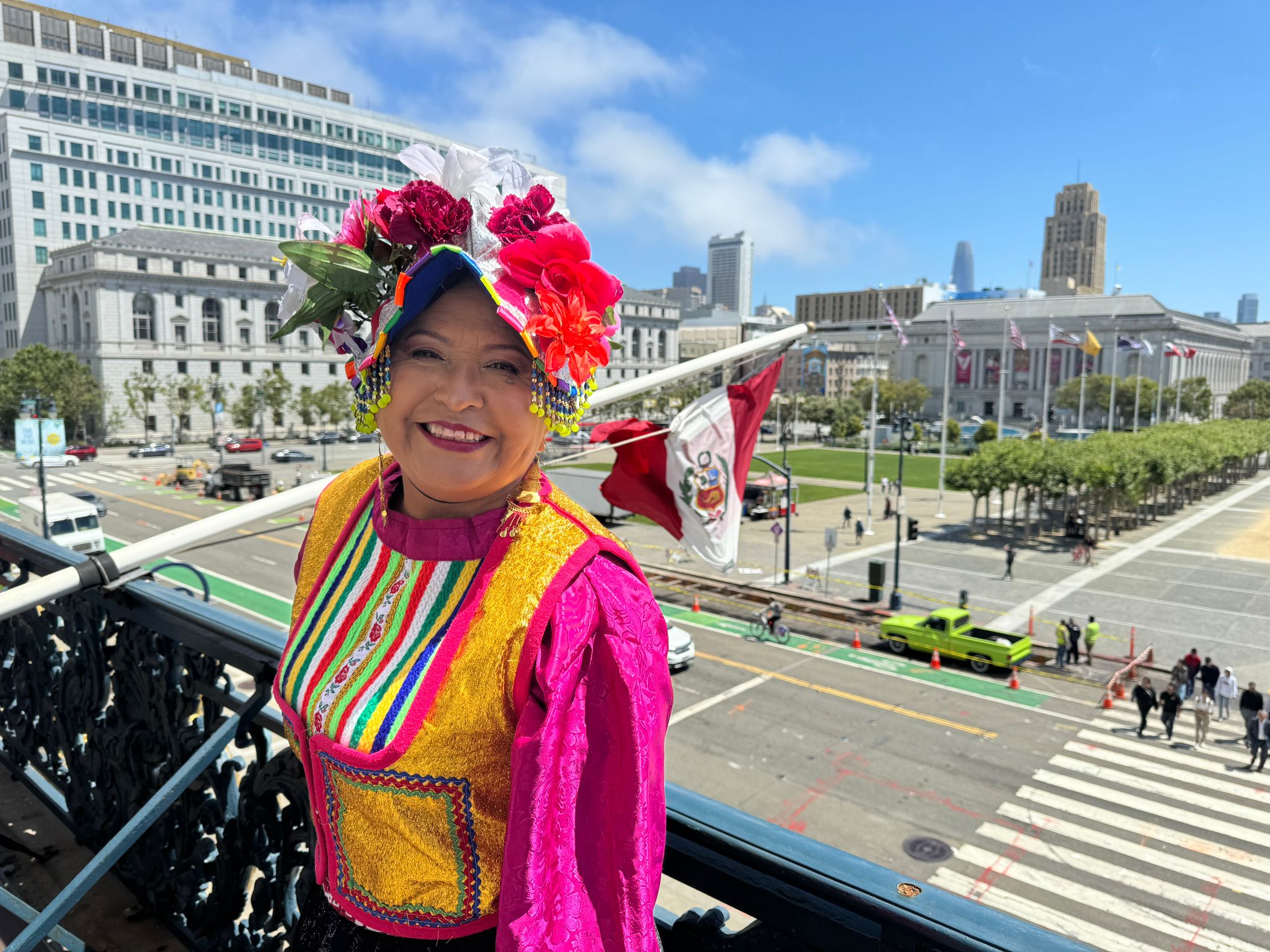 Izan bandera Peruana en el centro del ayuntamiento de San Francisco