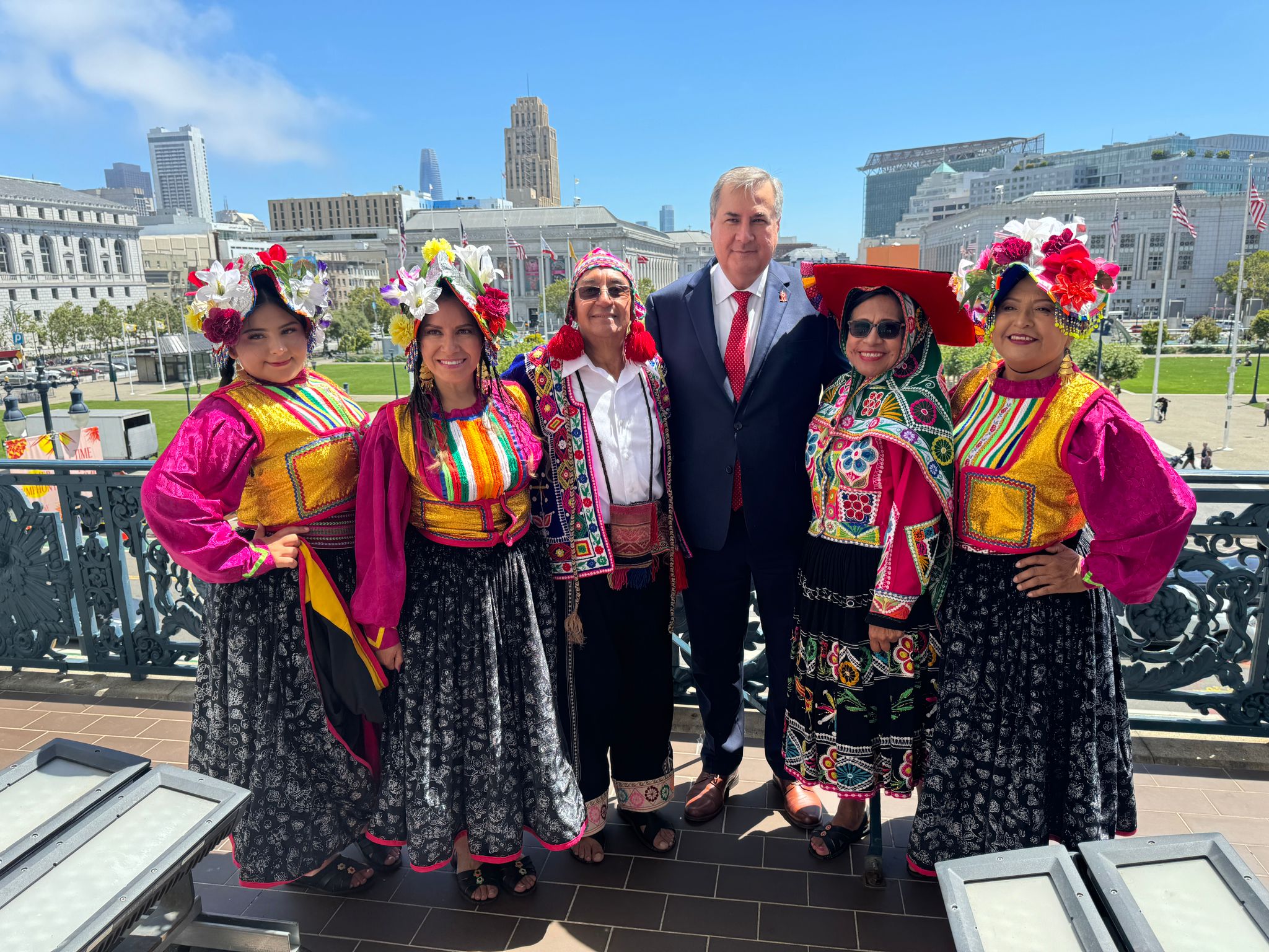 Izan bandera Peruana en el centro del ayuntamiento de San Francisco