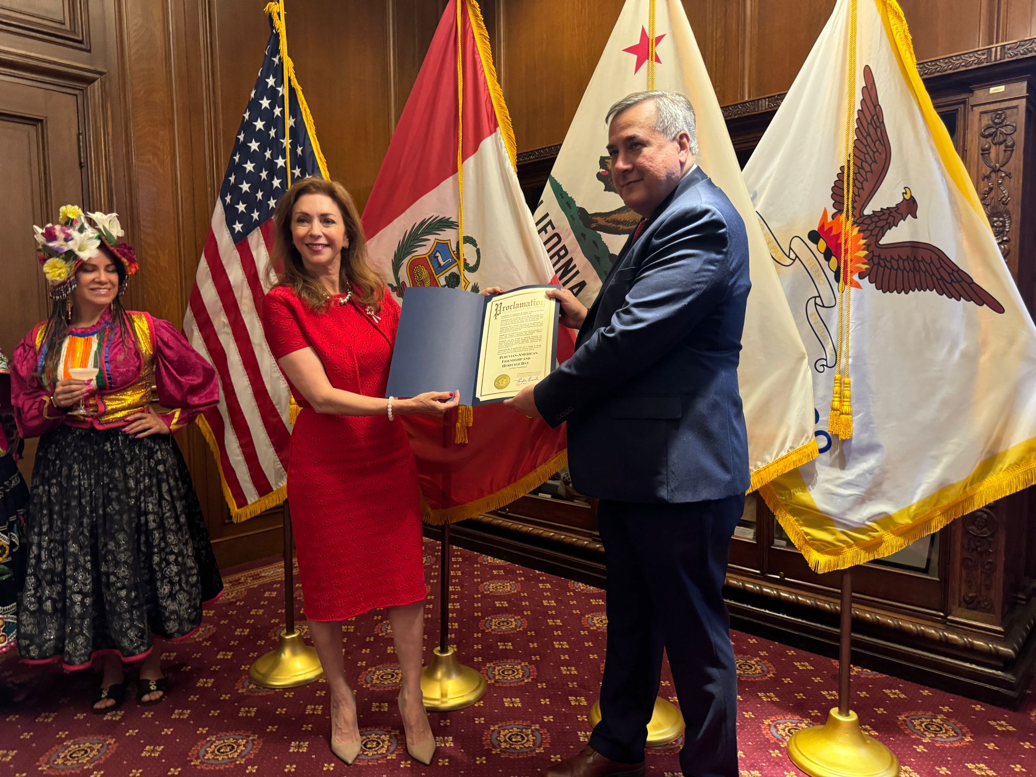 Izan bandera Peruana en el centro del ayuntamiento de San Francisco