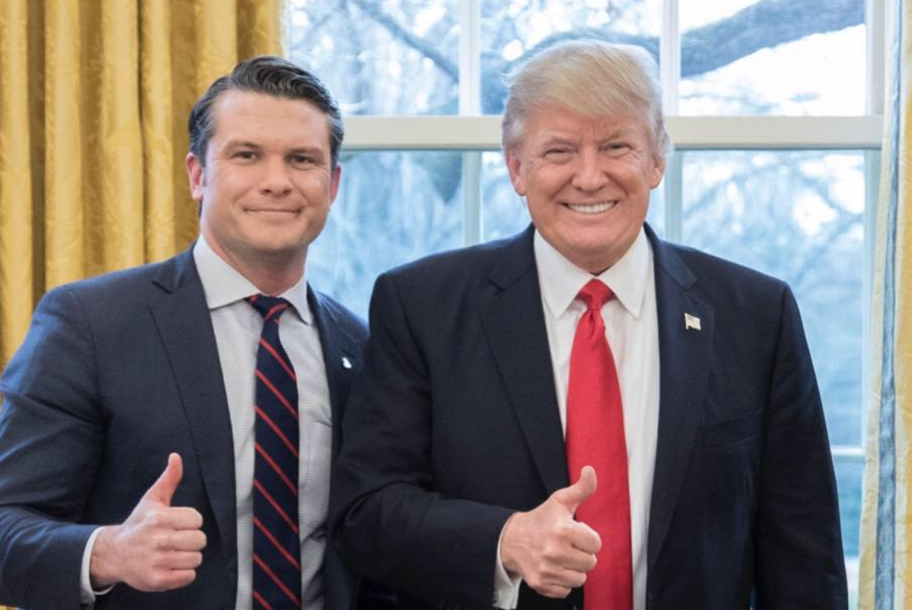 Pete Hegseth con el electo Presidente de Estados Unidos Donald Trump sonríen y levantan el pulgar. 