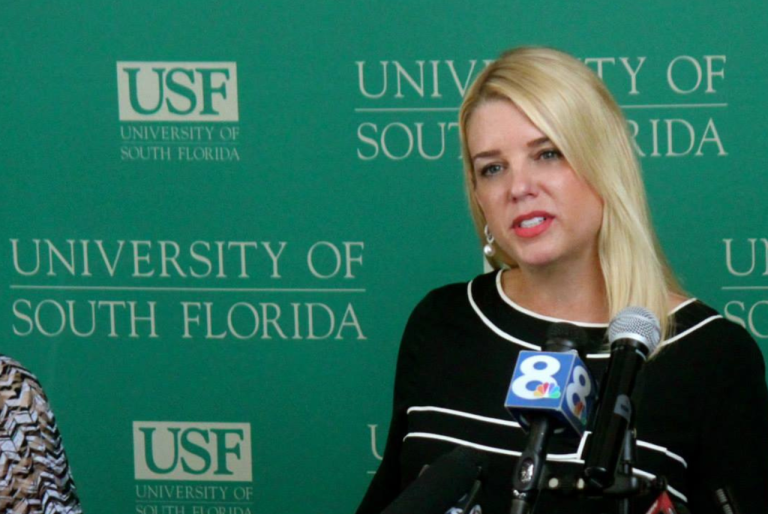Pam Bondi, candidata para el Departamento de Justicia