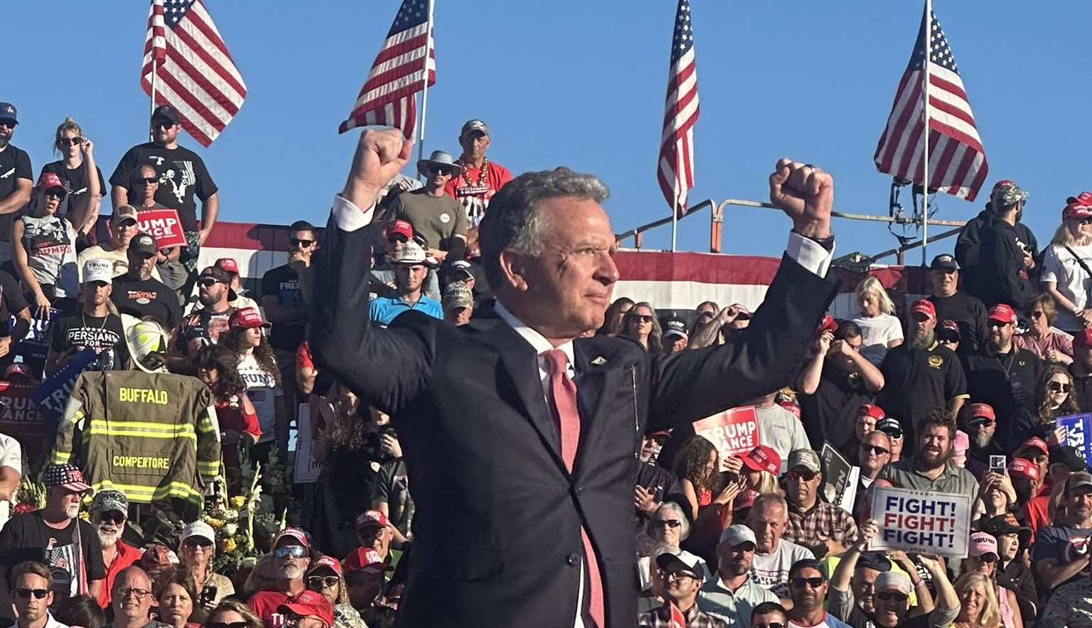 Steve Witkoff levanta los puños durante un mitín pro Trump.