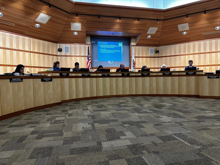 Sin fecha fija, concejales de Redwood City mandan a 2025 la votación para convertir a la ciudad en “santuario” para inmigrantes