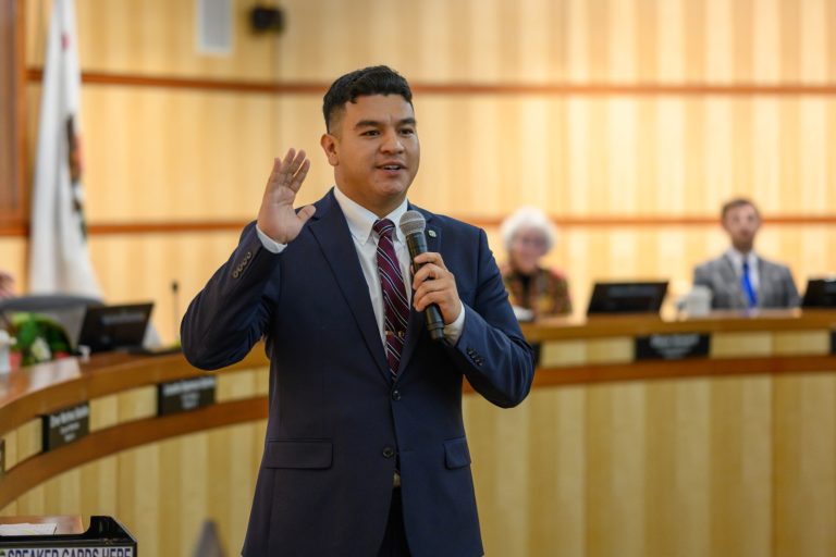 Redwood City hace historia al elegir al alcalde más joven, Elmer Martínez Saballos