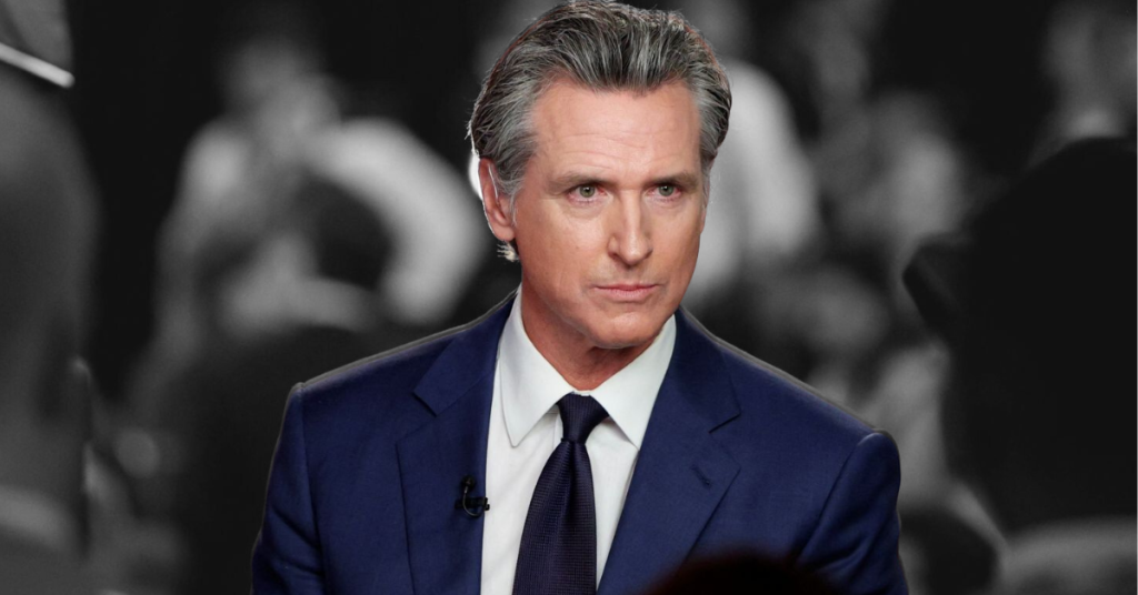 Newsom acusa a Trump de proteger a estafadores mientras habla de “fraude masivo” en California