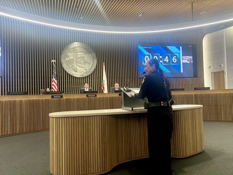 Supervisores del condado de San Mateo aprueban medida electoral para otorgarles el poder de despedir al alguacil