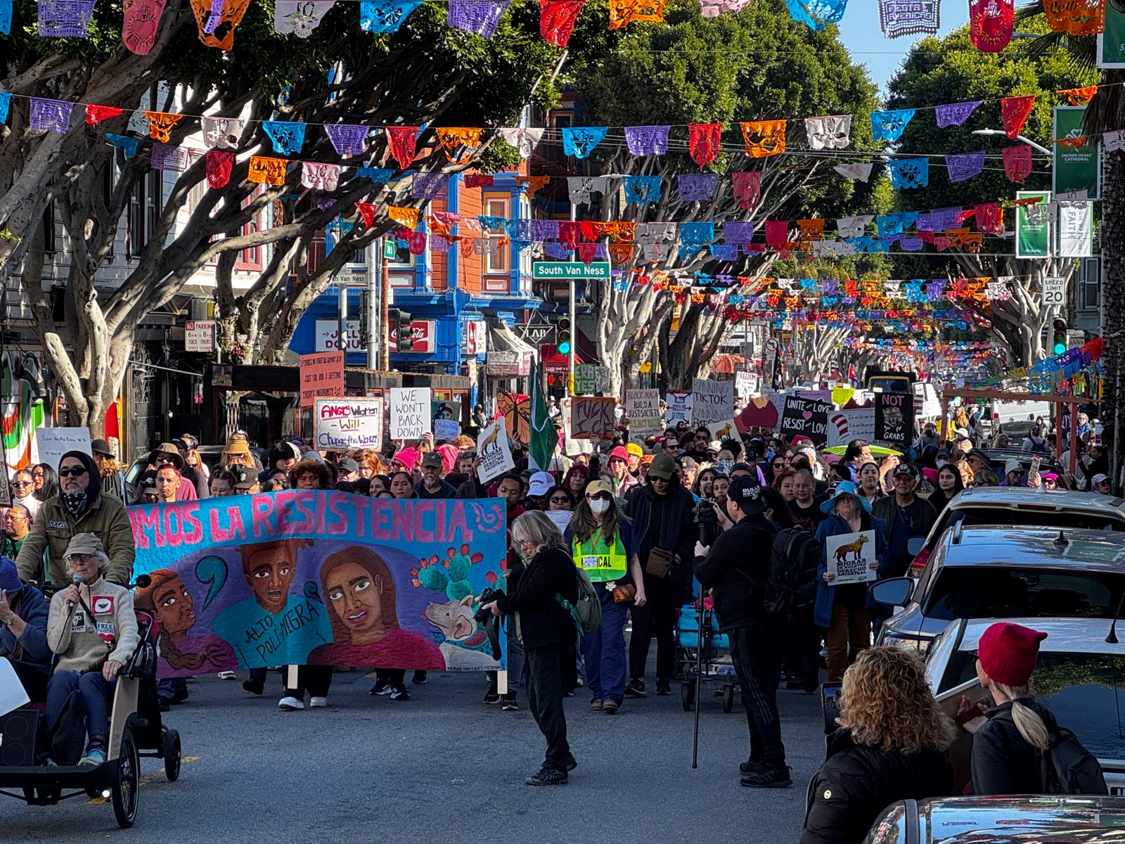 Cientos marchan en San Francisco durante el Día de la Resistencia contra Trump