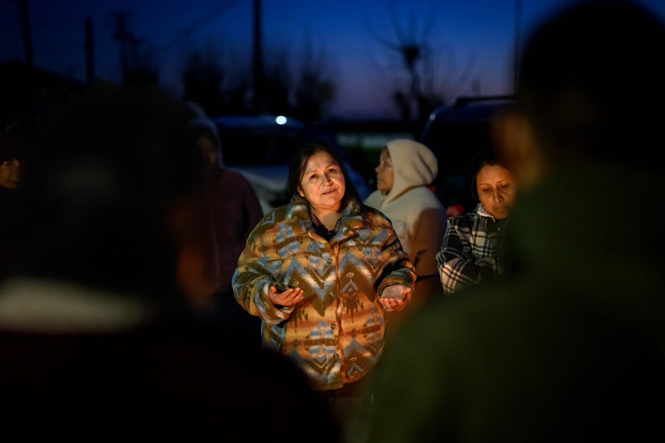 Mari Pérez Ruíz en una reunión comunitaria con campesinos indígenas del Valle Central de California afectados por las redadas. Foto: Manuel Ortiz P360P