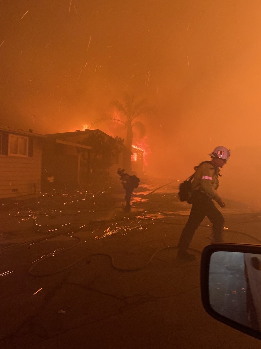 Bomberos del condado de San Mateo han desplegado más de 150 personas junto con alrededor de dos docenas de motores y un dron para ayudar a combatir los incendios masivos que asolan el condado de Los Ángeles.