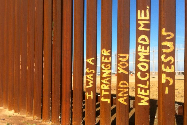 Destino apocalíptico: el mensaje contradictorio de la Biblia sobre los migrantes