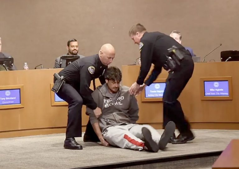 Arrestan a un exjugador de la NFL por llamar al movimiento MAGA de Trump nazi